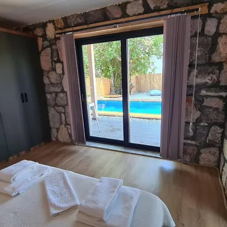 Mitos , Uzum Baglari Ve Zeytinlikler Icinde Mini Bir Cennet Ve Tas Ev - дом мифы Villa *