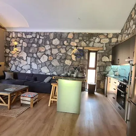 Villa Mitos , Uzum Baglari Ve Zeytinlikler Icinde Mini Bir Cennet Ve Tas Ev - дом мифы